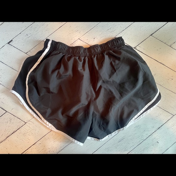 Women’s nike tempo running shorts - Picture 3 of 4